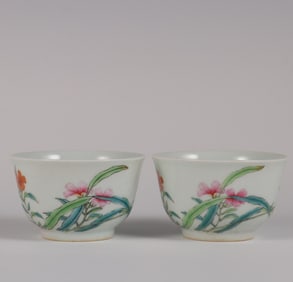 A pair of pastel Xuancao pattern cups made in the Yongzheng year of the Qing Dynasty