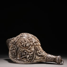 A Tibetan silver-engraved Buddha pattern conch ornament