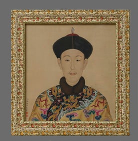 A picture of Lang Shining's Qing Emperor Qianlong's holy appearance, old silk solid wood court royal