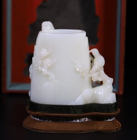 A piece of Hetian jade is happy to put on the eyebrow tip pen holder