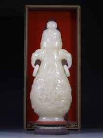 A piece of Qing Dynasty Hetian jade elephant ear dragon bottle