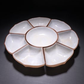 A piece of purple sand with a golden tripod commercial pattern hangs a white glaze seven-son platter