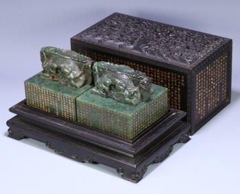 A pair of Qing Dynasty Hetian jasper dragon button seals were originally equipped with red