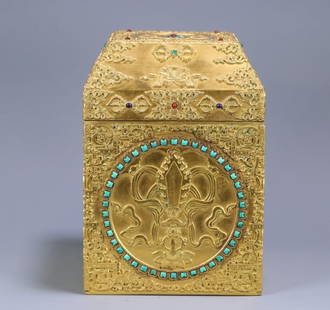 A large bronze gilt Tibetan seal box from the Qing Dynasty: Qing Dynasty bronze gilt Tibetan large seal box Size:H:22.5x15.8x15.9cm W:4069g (The Dimensions Of All Batches Are Manually Measured.If You Need More Detailed Information, Please Contact Our Customer