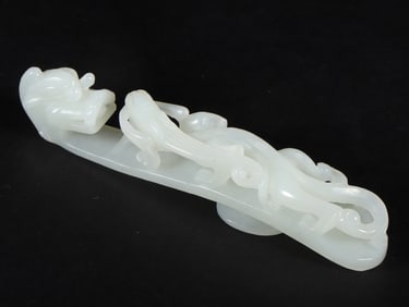 A piece of Hetian jade's dragon head with a hook