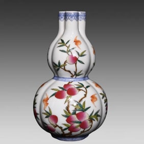 A three-tube gourd bottle with pastel Fushou pattern made in the Qianlong year of the Qing Dynasty