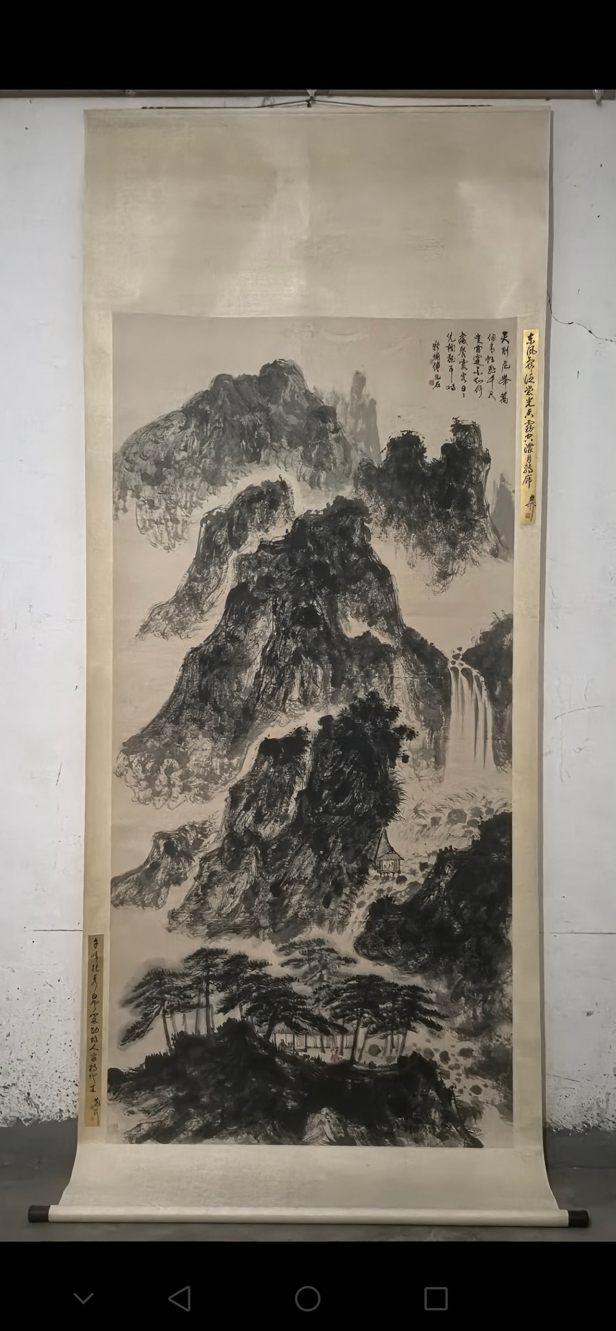 A Fu bouldering stone eight-foot (landscape) vertical scroll on paper: Fu Baoshi Eight Feet (Landscape) Paper Vertical Scroll Size:Painting core: 247x121.5cm (The Dimensions Of All Batches Are Manually Measured.If You Need More Detailed Information, Please Contact Our Cu