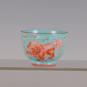 A piece of turquoise green alum red color lion hydrangea cylinder cup made in the Qianlong year of