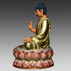 A pastel gilt Buddha made in the Qianlong year of the Qing Dynasty