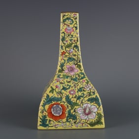 A piece of the Qianlong year of the Qing Dynasty made a yellow ground pastel floral pattern square