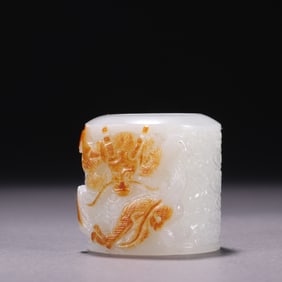 A piece of Hetian jade seed material leaves the skin and skillfully carves the dragon pattern wrench