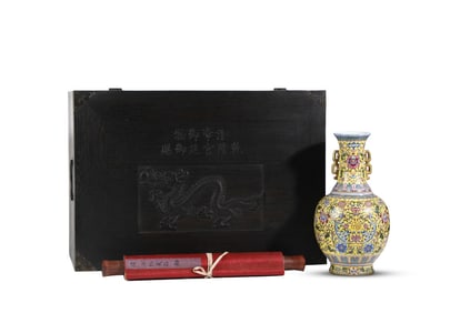 A Qing Dynasty amphora, the Qing Dynasty court royal Lang Shining Gong painting