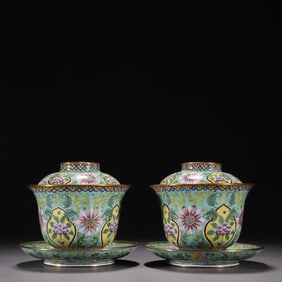 A pair of flower-patterned bowls painted with enamel for Qing Dynasty copper fetuses