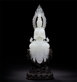 A seated statue of Hetian Jade Guanyin from the Qing Dynasty