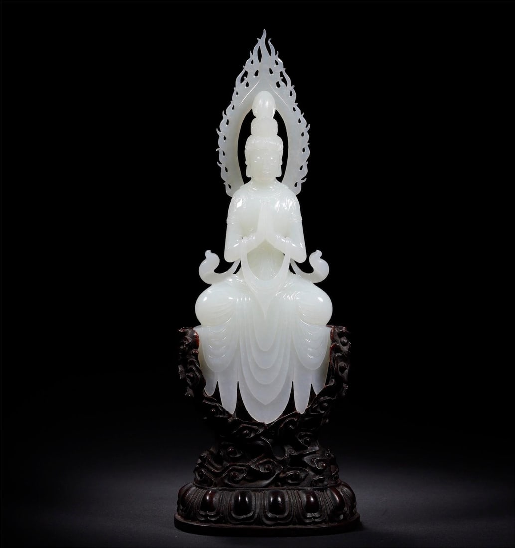 A seated statue of Hetian Jade Guanyin from the Qing Dynasty