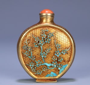 A Qing Dynasty coral hat silver gilt dotted emerald plum blossom snuff bottle