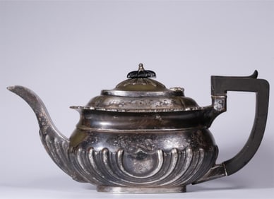 A gilt silver shell pattern holding pot