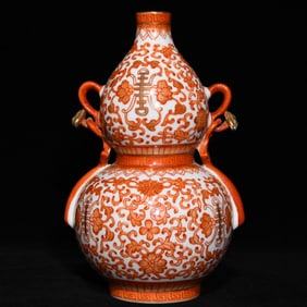 A coral red depicted golden longevity flower pattern gourd bottle made in the year of Qianlong