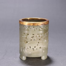 A piece of Liaojin's Hetian jade carved with gold all the way to the branch pen holder