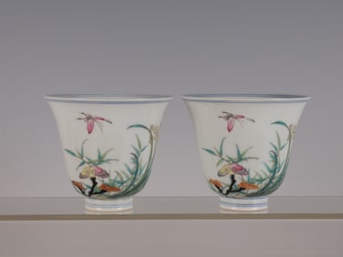 A pair of pastel floral pattern bell cups made in the Yongzheng year of the Qing Dynasty