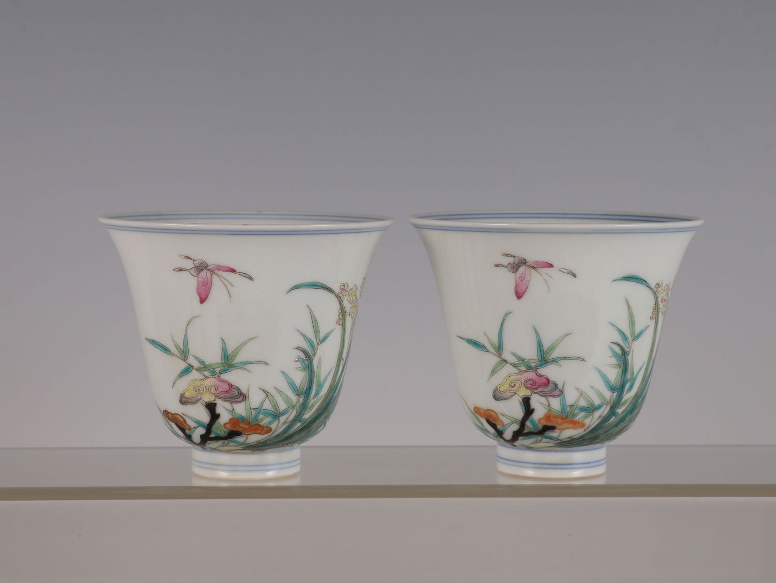 A pair of pastel floral pattern bell cups made in the Yongzheng year of the Qing Dynasty: A pair of pastel floral bell cups made in the Yongzheng year of the Qing Dynasty Size: H:8cm Orifice D:9cm (The Dimensions Of All Batches Are Manually Measured.If You Need More Detailed Information, P