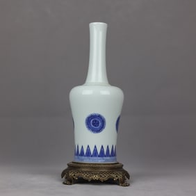 A blue and white inlaid copper-bottomed Guanyin vase