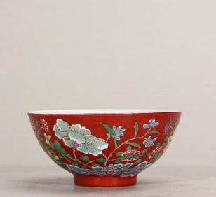 A pair of Qing Dynasty Yongzheng year system of Yangcai nine autumn with the celebration pattern tea