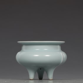 A three-legged furnace of Longquan powder and blue glaze from the Song Dynasty