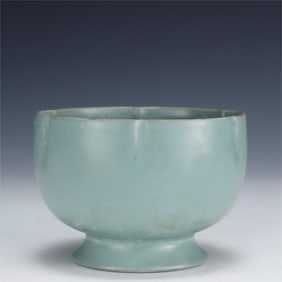 A Song Dynasty Ru kiln sky blue glazed sunflower goblet