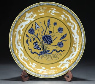 A piece of the Ming Dynasty Xuande year of the yellow ground blue and white entwined branches bundle