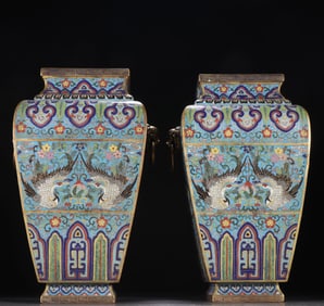 A pair of copper tire cloisonné enamel crane pattern bottles of the Qing Dynasty