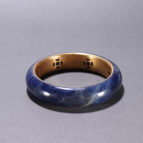 A sapphire gold-filled bracelet from the Qing Dynasty