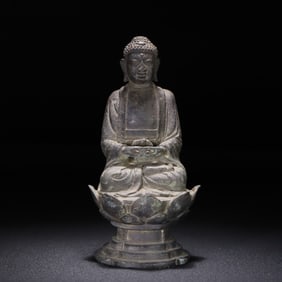 A seated statue of Shakyamuni from the Liao Dynasty