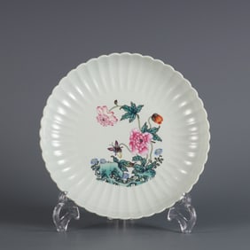 A piece of Qing Dynasty Yongzheng year made green pastel poppy pattern chrysanthemum petal plate