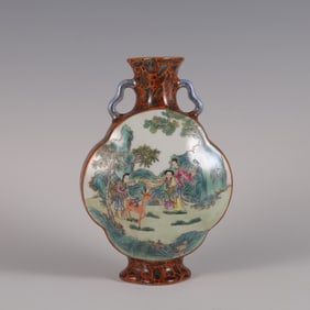 A flat bottle of wood grain glazed windowed pastel figures made in the Qianlong year of the Qing
