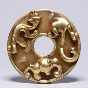 A piece of Hetian jade wrapped with gold bear wall
