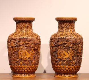 A pair of Qing Dynasty palace yellow character story appreciation bottles