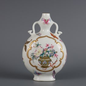 A small flat bottle of pastel butterfly Kaiguang basket flower amphora made in the Qianlong year of