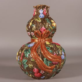 A pair of enamel carved melons and gourd bottles made in the Qianlong year of the Qing Dynasty