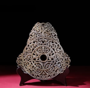 A piece of Hetian Yusheng in the Han Dynasty is full of dragons and phoenixes