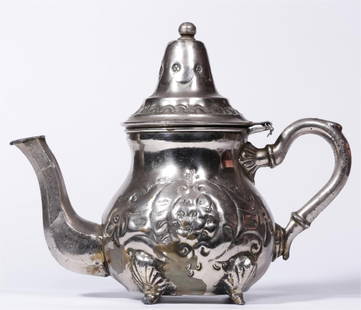 A silvered baroque floral motif holding pot: Gilt silver baroque floral pattern holding pot Size: H:19cm L:23cm W:12cm W:800g (The Dimensions Of All Batches Are Manually Measured.If You Need More Detailed Information, Please Contact Our Customer