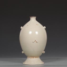 A silver-mouthed fish-shaped bottle from the Song Dynasty