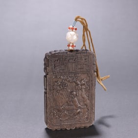 A Qing Dynasty agarwood carving Panasonic Fuqin tag