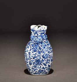 A blue and white peony pattern entangled peony pattern bottle made in the Qianlong year of the Qing