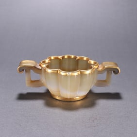 One piece of agate wrapped in a gold flower cup