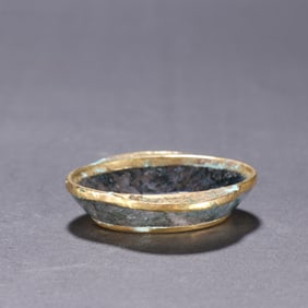 A piece of aquatic grass agate wrapped with gold ear cup