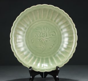 A piece of Longquan kiln flower chrysanthemum petal plate from the Yuan Dynasty