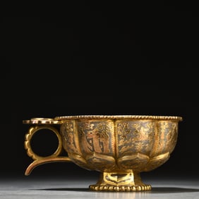 A piece of sterling silver gilt hunting pattern eight-sided single-ear cup from the Tang Dynasty