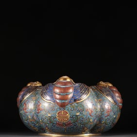 A piece of bronze gilt cloisonne of the Qing Dynasty is held with longevity incense