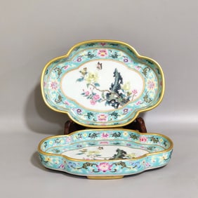 A pair of green land butterfly love flowers washed in the Qianlong year of the Qing Dynasty